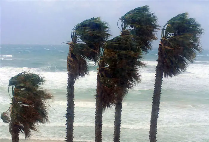 מזג אוויר סוער היום בחוף הים בהרצליה