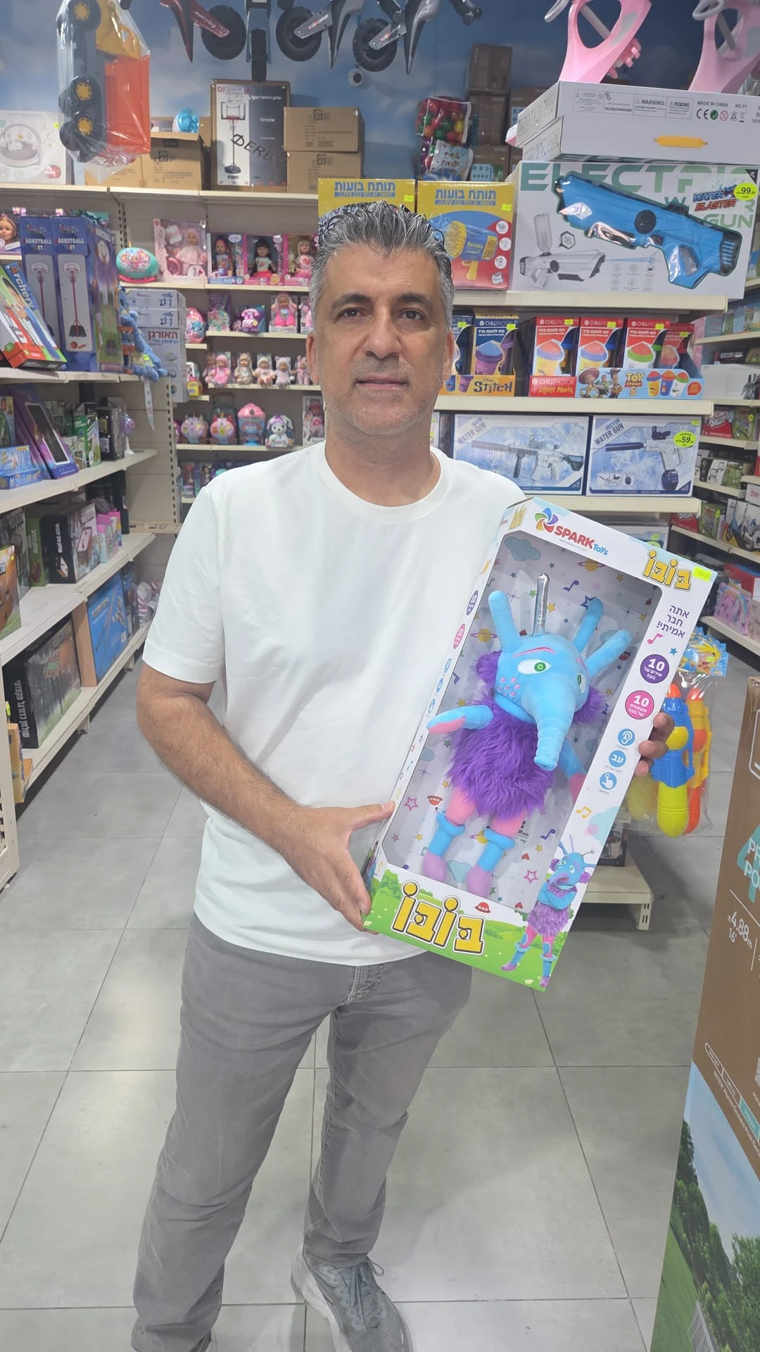 ברוך חדד עם הבובה "בובו" בחנות הצעצועים שלו בבאר שבע