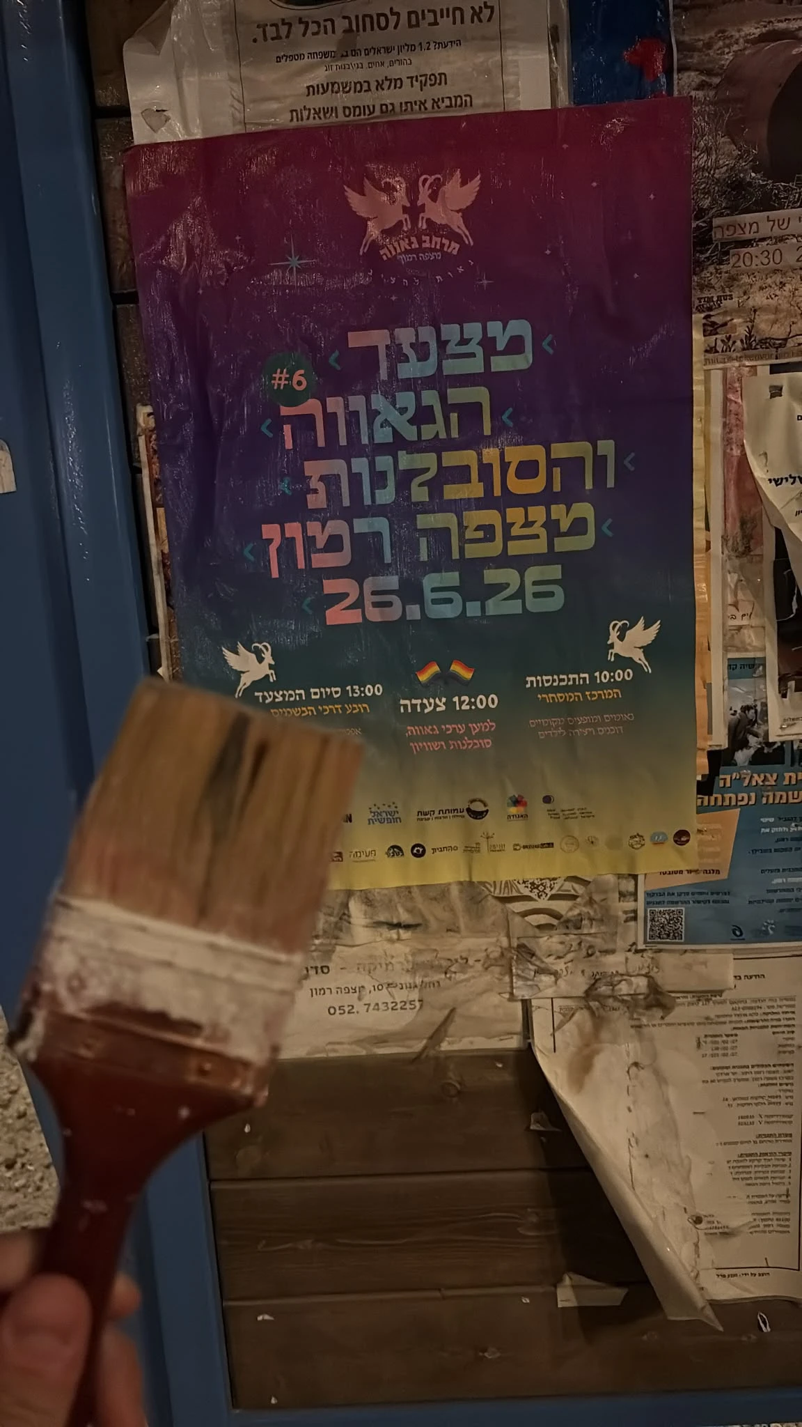 תיעוד תליית הפוסטרים על ידי פעילים