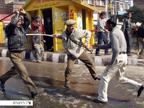 שוטרים מכים פעיל המפגין בעד זכויות העובדים, קשמיר - הודו