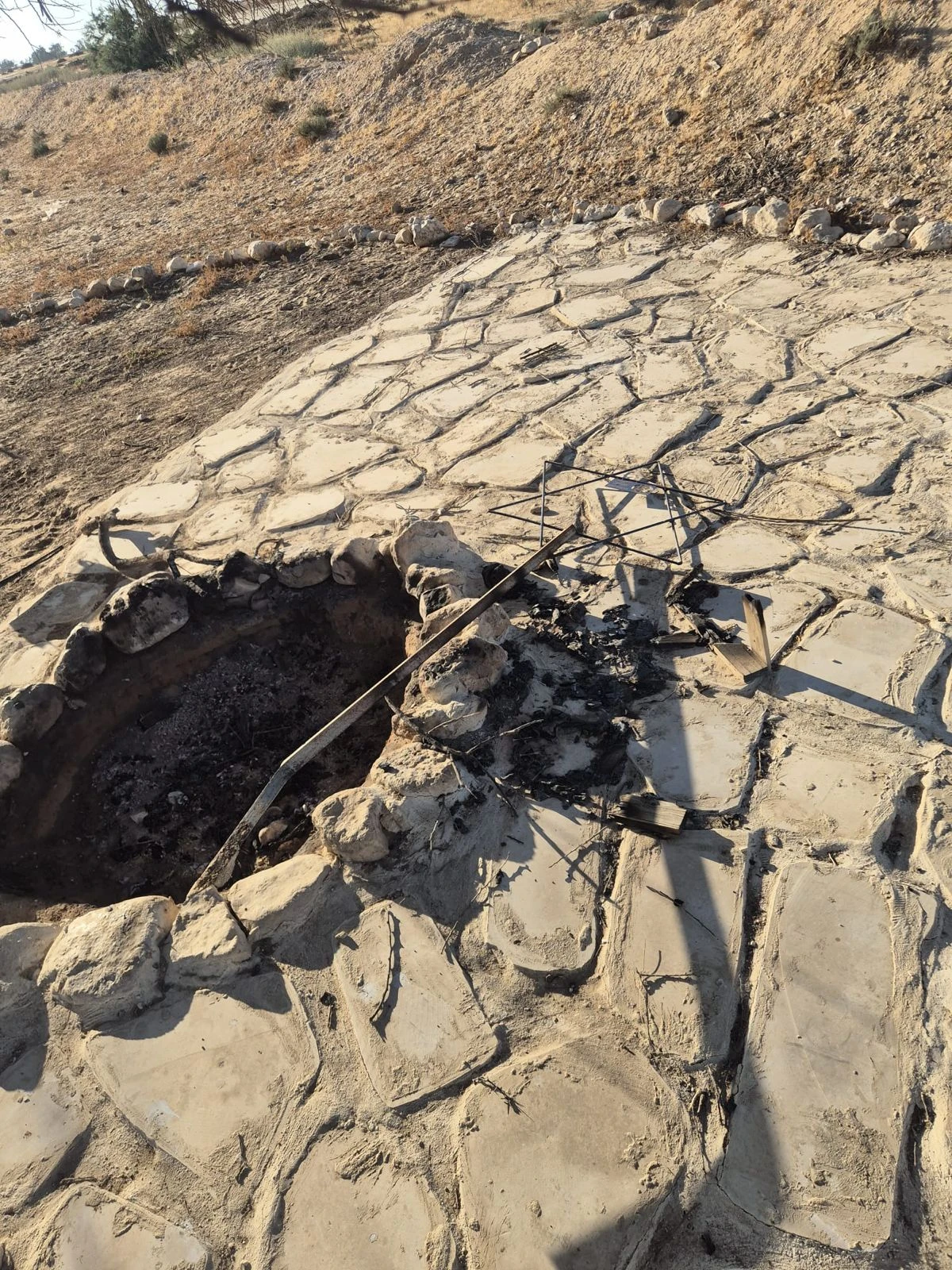 השחתת פינת הקמפינג באנדרטה לזכר לוחם גולני יהודה פרץ ז"ל
