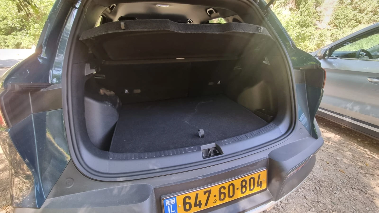 BYD. בין שניהם בנפח, תא בגובה הדלת