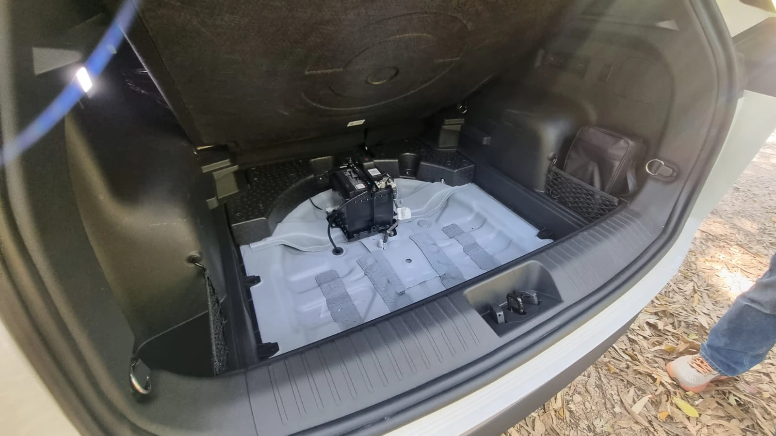 בגלל בזבוז המקום מתחתיו: מצבר 12V לבד בחלל, מטען לידו עלול לפגוע בו