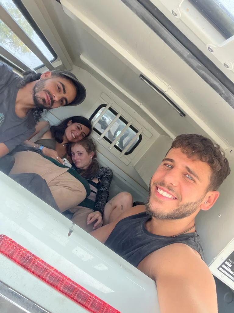 ארדיטי וחבריה ברכבו של דוידיאן, נמלטים ממסיבת הנובה