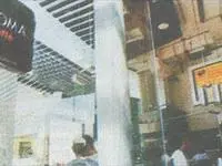 ארומה. מזמינים, משלמים, מתיישבים ומחכים