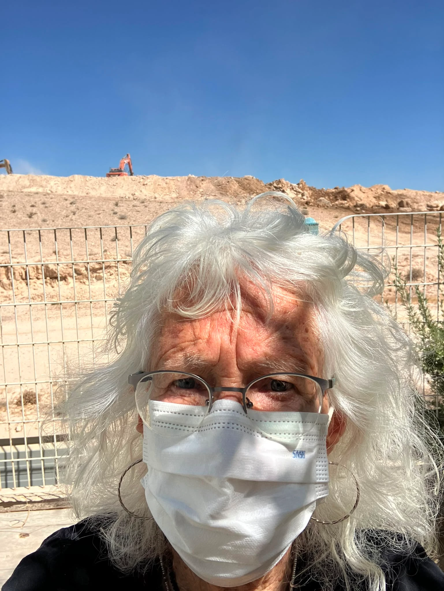 לורן אורנשטיין על רקע עבודות הפיתוח במצפה רמון