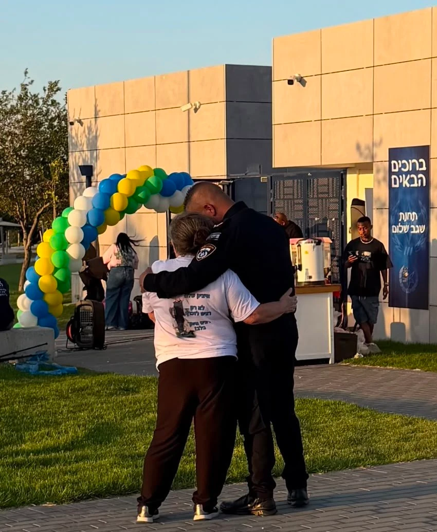אמא של איציק בזוקשווילי ז"ל עם סגן מפקד המרחב תנ"צ אפי שימן באירוע "רצים לזכרם" בבאר שבע