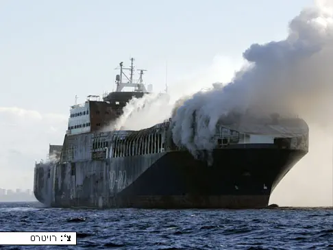 ספינה קרואטית מכבה את האש על סיפון ספינה טורקית שעלתה באש