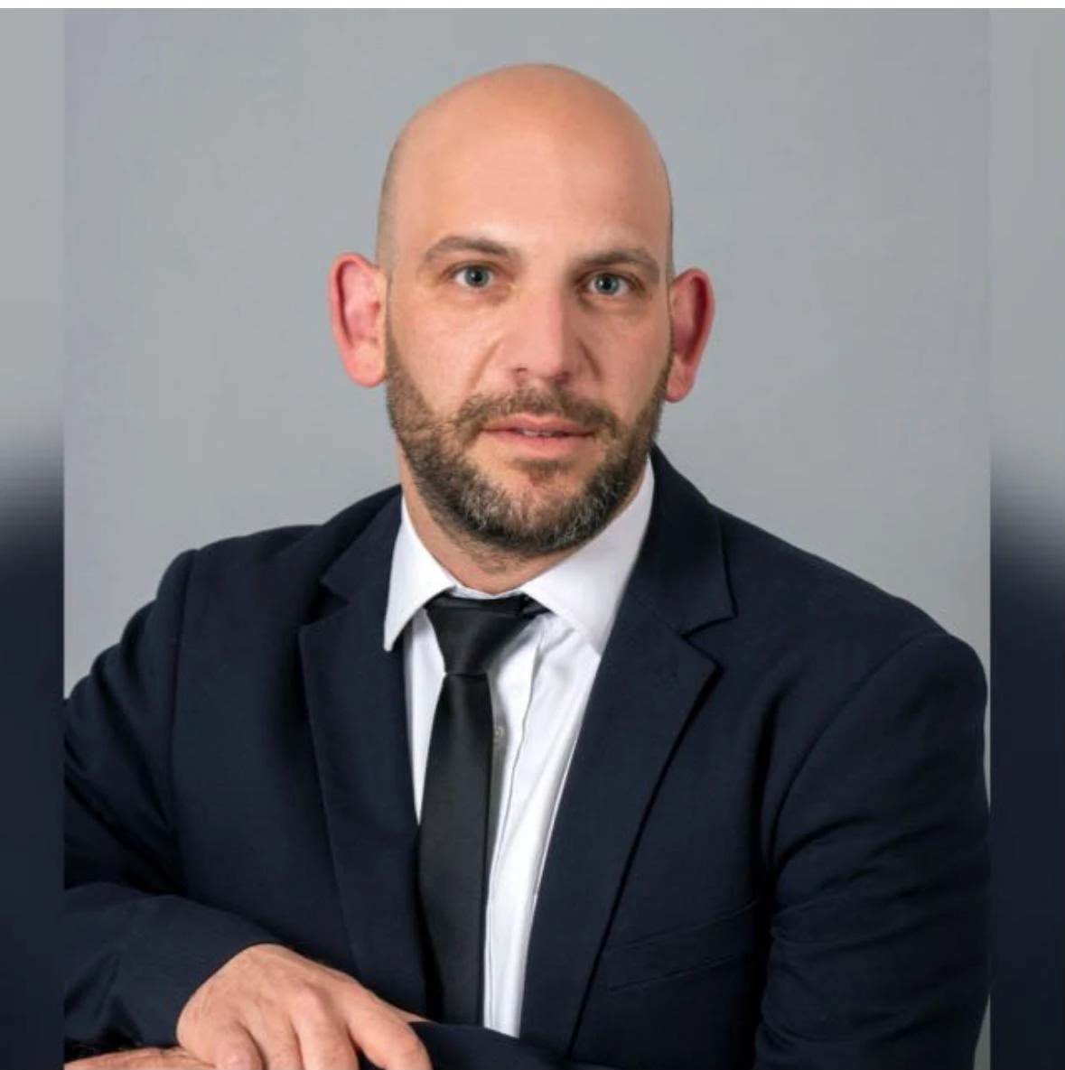 עו״ד ארז בר צבי המייצג את החשודה שהתחזתה לגבר בשם “אוריאל חזן” וביצעה עבירות מין בנשים
