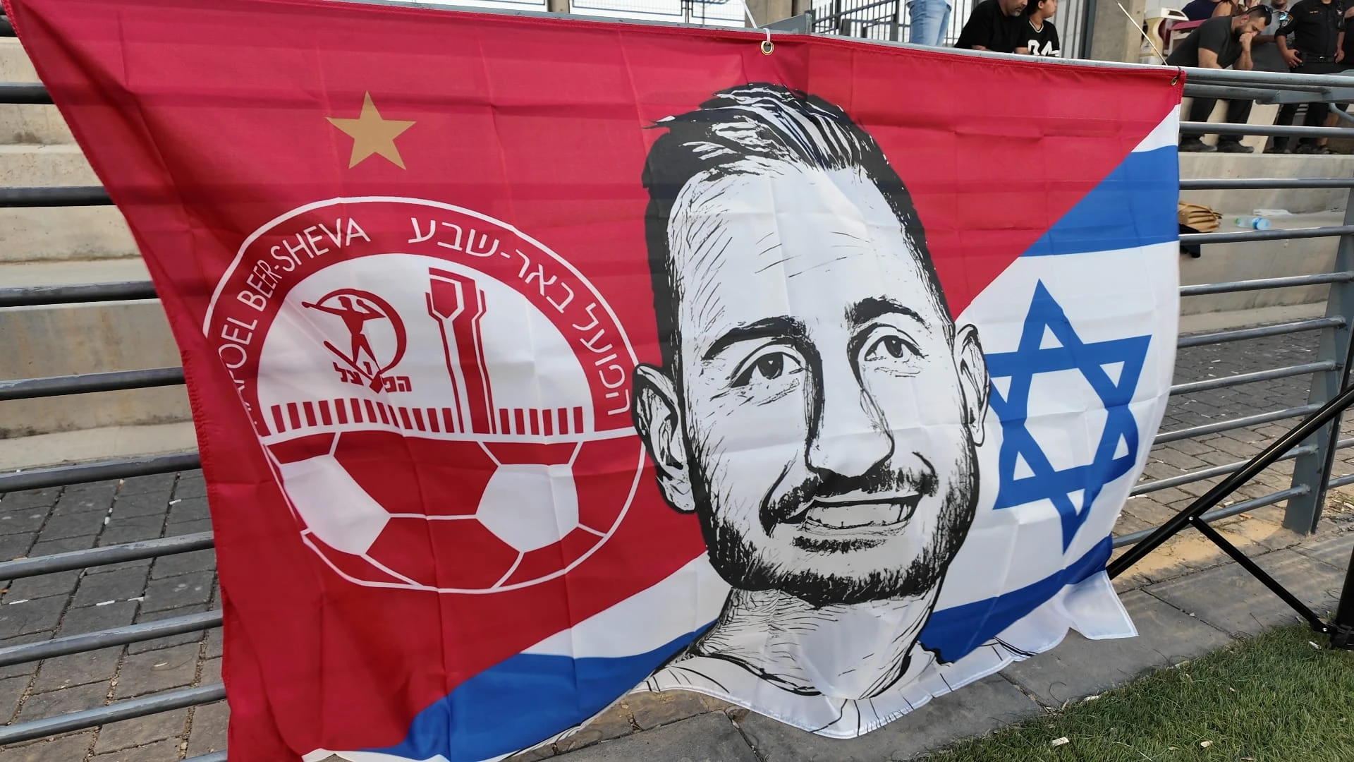 שלט עם תמונתו של קנפו במשחק הראווה