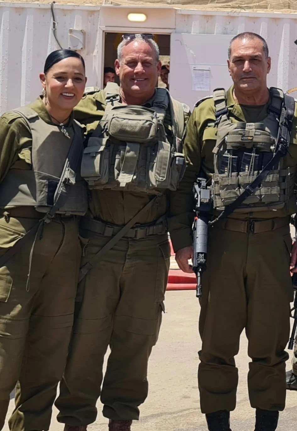 ציפורה חלפון לצד המח"ט וישינגרד והרמטכ"ל זמיר