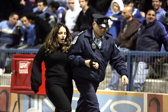 אוהדת כדורגל שהוכתה על ידי שוטרים במגרש האורווה בפתח תקווה