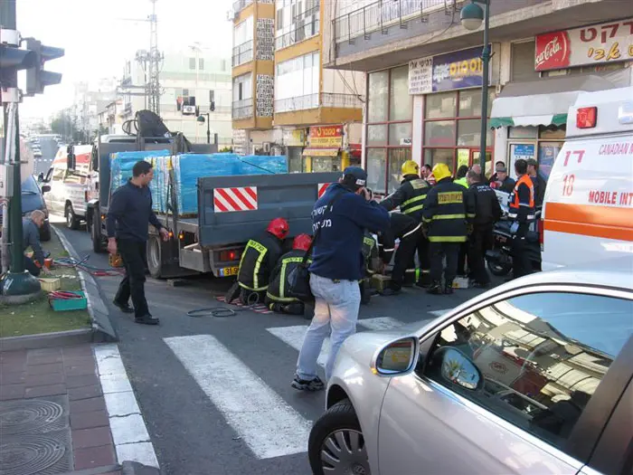 מאמצי החילוץ אורכים זמן רב מכיוון שמדובר במשאית כבדה הנושאת עליה משקל כבד במיוחד