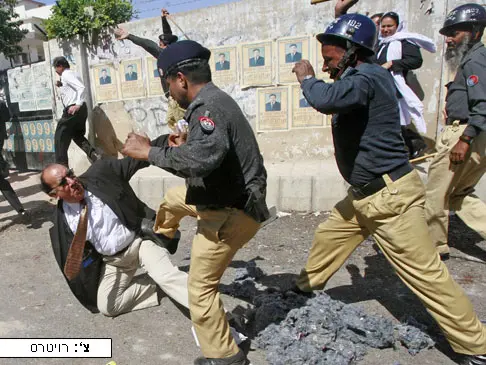 שוטרים בפקיסטן מרביצים לעורך דין בעת הפגנה בקראצ'י