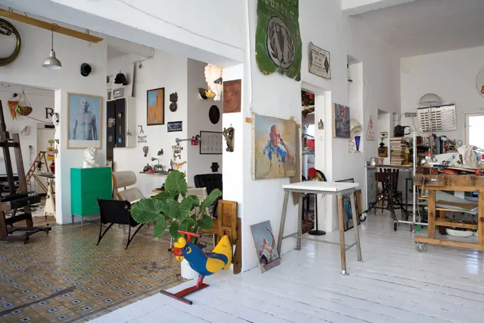 מבט אל החלל המרוצף וחלל הפרקט