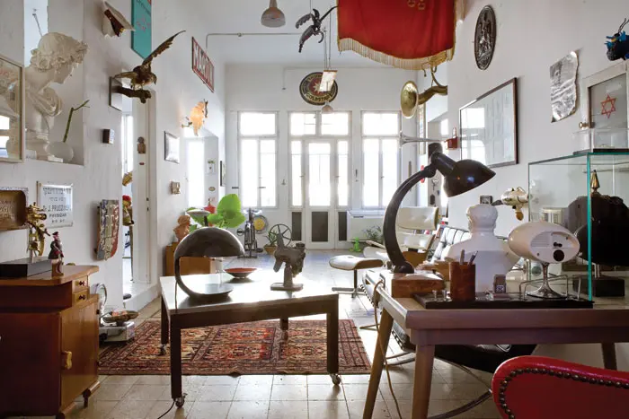 מבט מפינות האירוח לעבר קיר הקירות החיצוניים