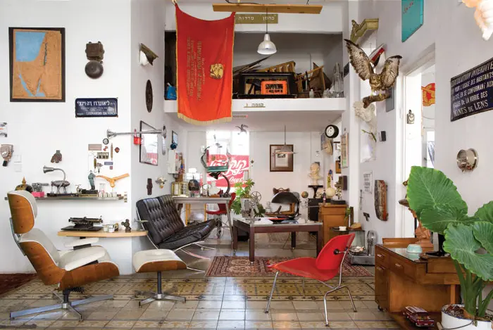 פינת הישיבה והאירוח, מורכבת מכיסאות מעצבים ישנים