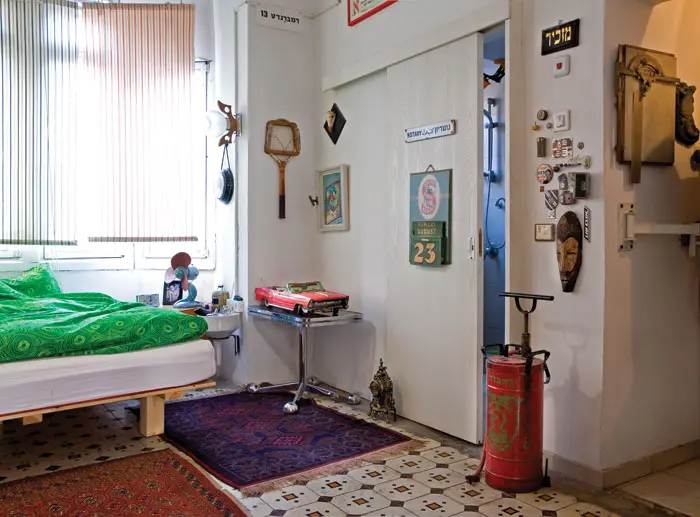 אופי אחיד לכל הדירה. החלל הפרטי ובו חדר שינה, מטבחון ושירותים קטנים שנסגרים בדלת הזזה