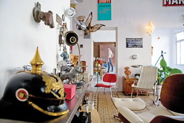 על מדפי נירוסטה, כובעי גנרלים, חפצים מיניאטוריים, צעצועים קטנים וכלי נגינה