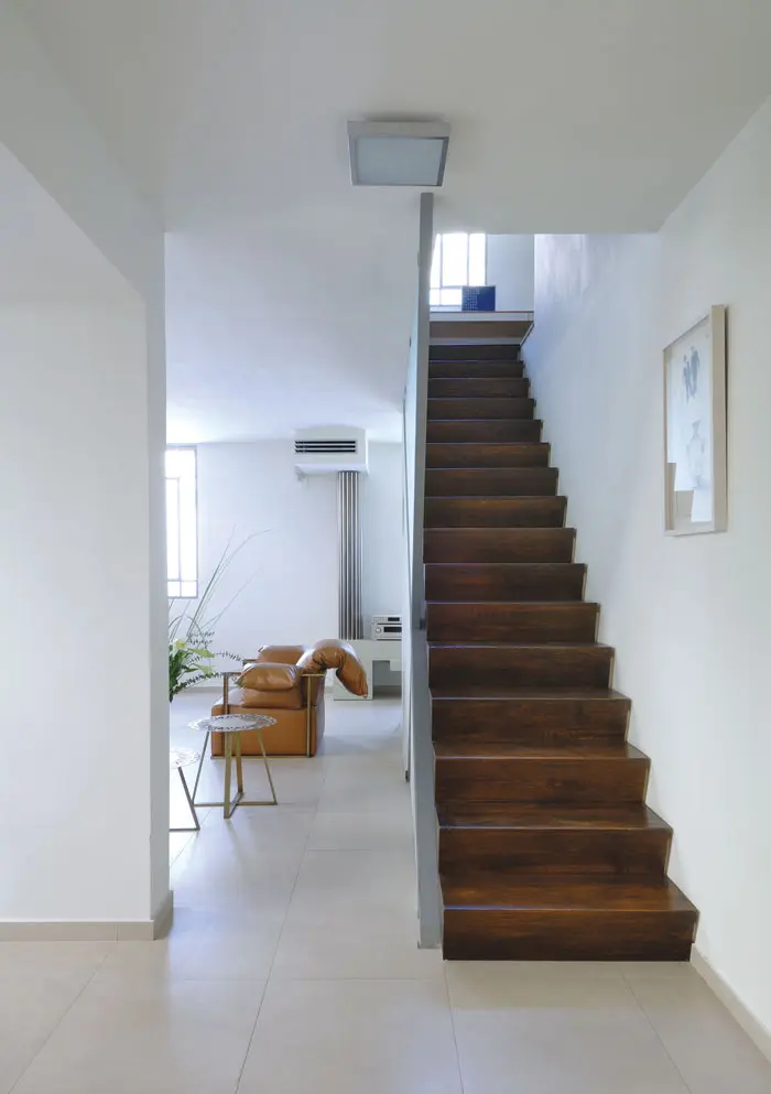 המדרגות לקומה העליונה הורחקו ויצרו תחושת מרחב וכניסה נינוחה