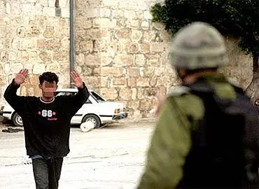 פלסטיני מסגיר עצמו במהלך ארועי כנסיית המולד