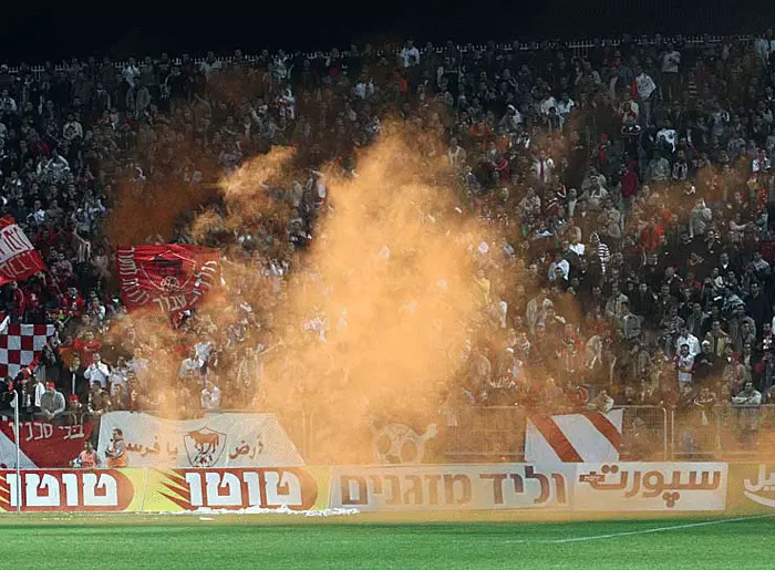 אוהדי בני סכנין זורקים רימון עשן במשחק גביע המדינה מול ביתר ירושלים