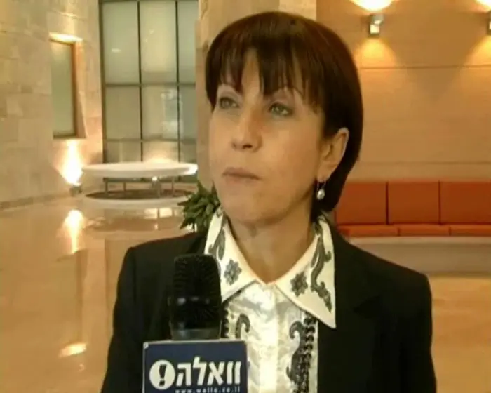גלאון. "העיתון לקוח על עצמו את תפקיד המטיף ובחצר האחורית מתפרנס מפרסום שירותי זנות"