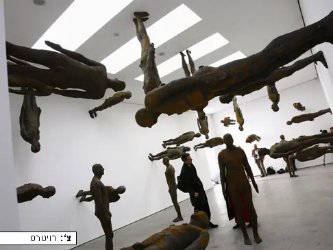 האמן אנטוני גורמלי בתערוכת "לוסט הורייזון" בלונדון