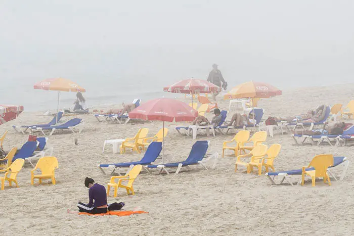 מזג האוויר צפוי להיות קריר ונעים עם הירידה בטמפרטורות גם ביום שלישי. אובך בחוף הים בתל אביב