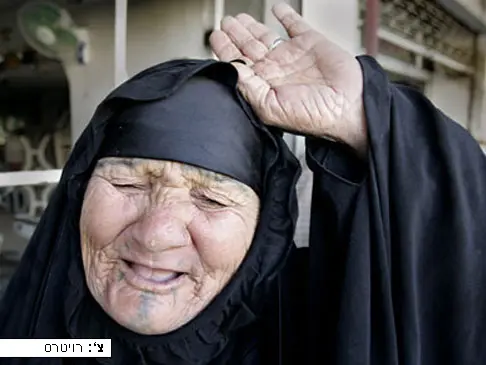 זקנה עירקית מקוננת אחרי פיגוע בבגדד