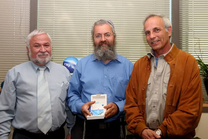 נחמיה פריאל מקבל את הפרס מדן חמיצר וממנכ"ל לאומי קארד אריה היילוייל