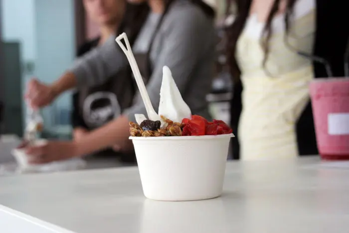 הכוס שבה מוגשת גלידת היוגורט הזאת, עשויה מקנה סוכר ולא מזהמת את הסביבה