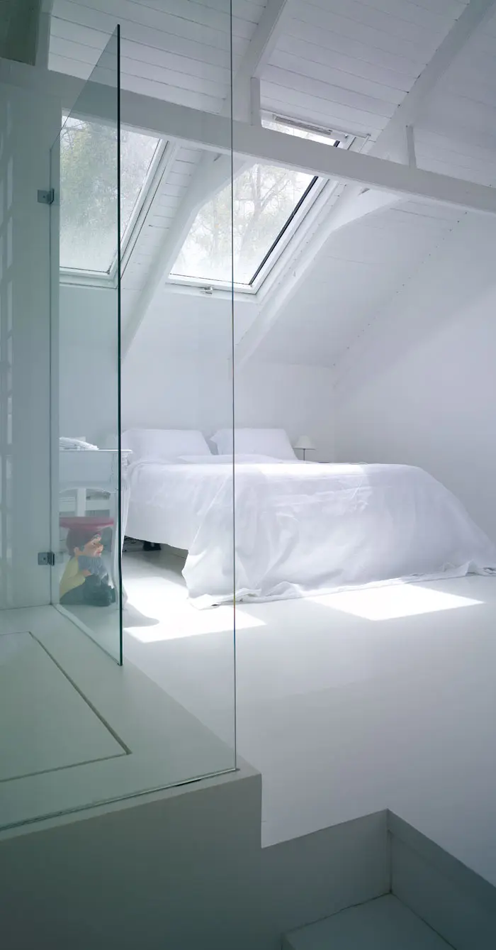 מבט דרך המקלחון השקוף לעבר המיטה המוגבהת