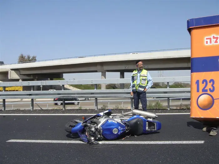 האופנוע נסע בשולי הכביש לכיוון דרום