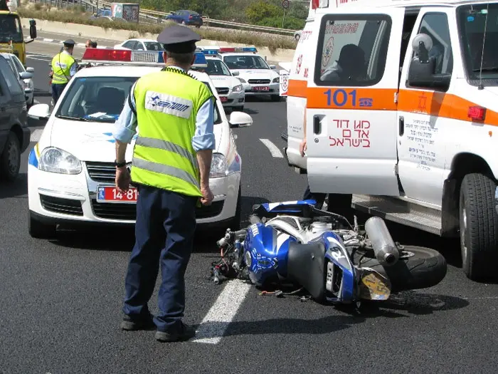 האופנוען את השליטה על האופנוע, התנגש במעקה בטיחות והתהפך