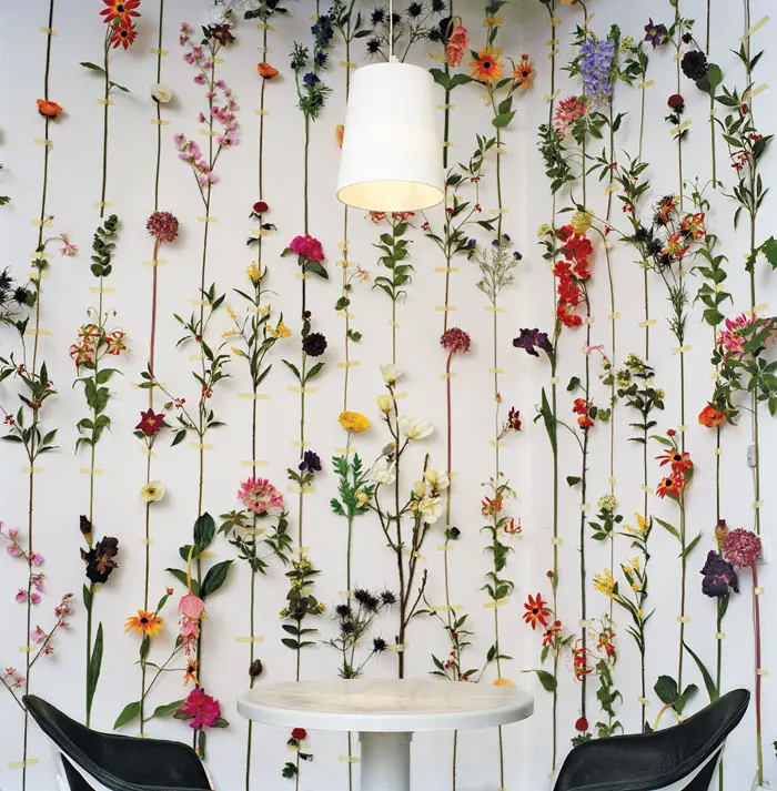 Flower wallpaper. פרחי משי ופלסטיק שהפכו לטפט תלת-ממדי