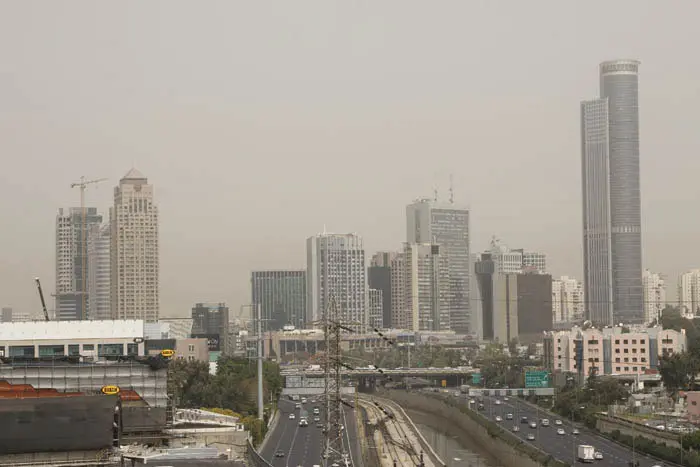 אובך בתל אביב, היום. בסוף השבוע, ובפרט בשבת, תחול התחממות נוספת