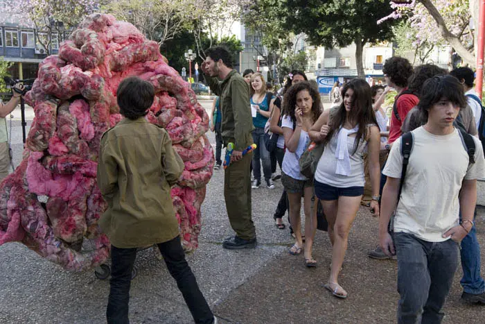 מיצג המוח מחוץ לתיכון עירוני א' בתל אביב, הבוקר