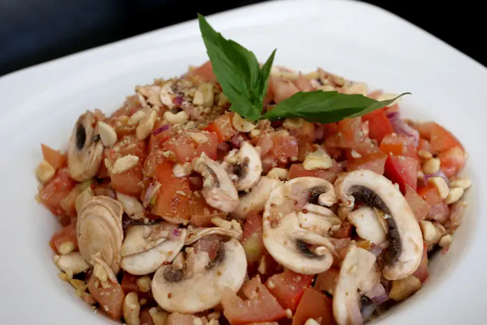 סלט עגבניות ופטריות של ZINC. עשיר בטעם ורוטב