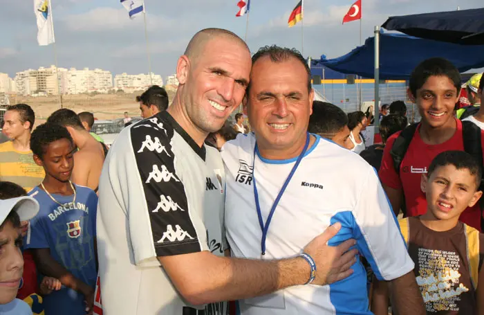 יילך לים רק כדי להשתזף. בני לם