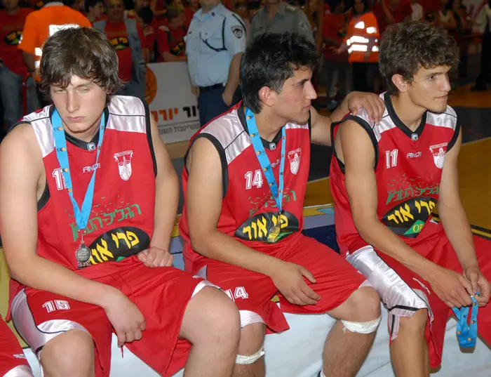 שחקן הנוער של הפועל גליל עליון אלון טל (ימין) עם חבריו אורי הרמלין (מרכז) והסנטר איתי בינדר (שמאל)