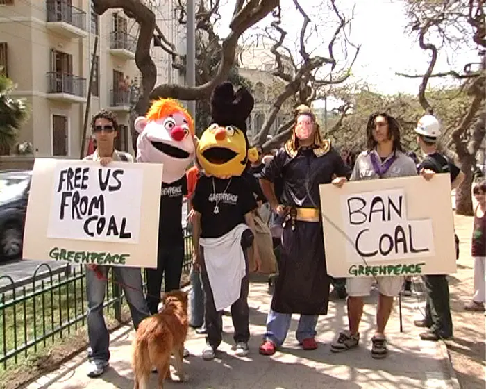 פעילי גרינפיס מפגינים נגד הקמת תחנת כוח מבוססת פחם