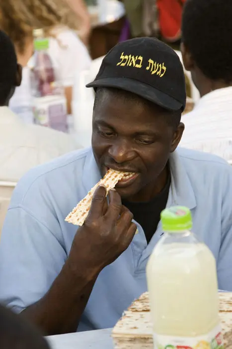 הפליטים קראו בהגדה ושרו שירים בשפות שונות