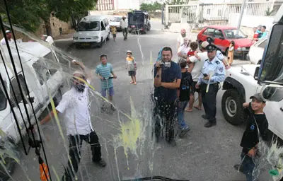 החיילים שעמדו סמוך לבית נמנעו מביצוע פעולות של ממש להפסקת התקיפה. רשויות החוק נמנעות מלפעול נגד פעילי ימין מתפרעים בחברון