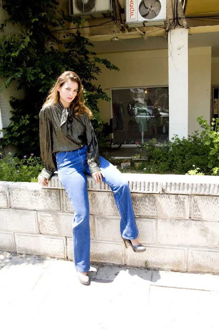 ג'ינס גבוה של רנגלר משנות ה-80, חגורת זהב וינטאג' משנות ה-70 וחולצה של CELINE מתחילת שנות ה-90, נעליים יד שניה של H&M