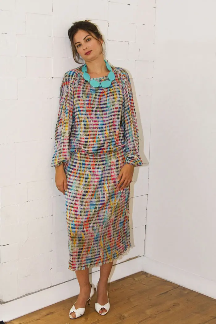 שמלה של מינסוני משנות ה-70 עם שרשרת פלסטיק מהאייטיז, שנרכשה בניו יורק
