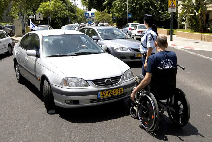 המפגינים התלוננו על היחס ממשרד הביטחון, וקראו קריאות אישיות גם לשר הביטחון, ביניהן "בושה וחרפה", ו"אהוד ברח"