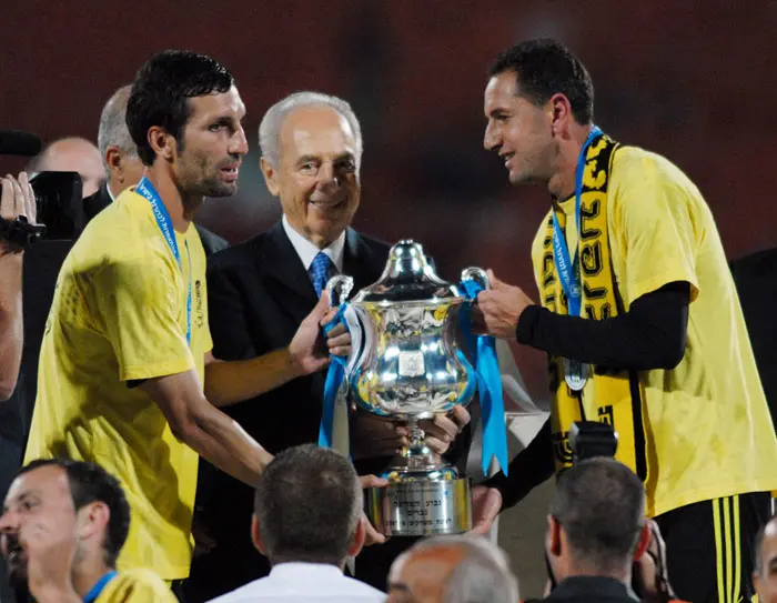 שמעון פרס נשיא המדינה מעניק את גביע המדינה בכדורגל לשחקני בית"ר ירושלים אריק בנאדו, דוד אמסלם