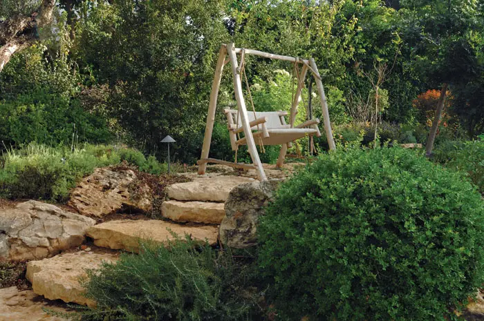 על הגבעה הקדמית הגבוהה יותר מפתיע משטח ישיבה קטן ועליו נדנדת עץ