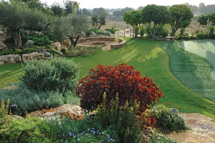 מבט אל פינת הקומזיץ, שעוצבה במעין מסלעה טבעית